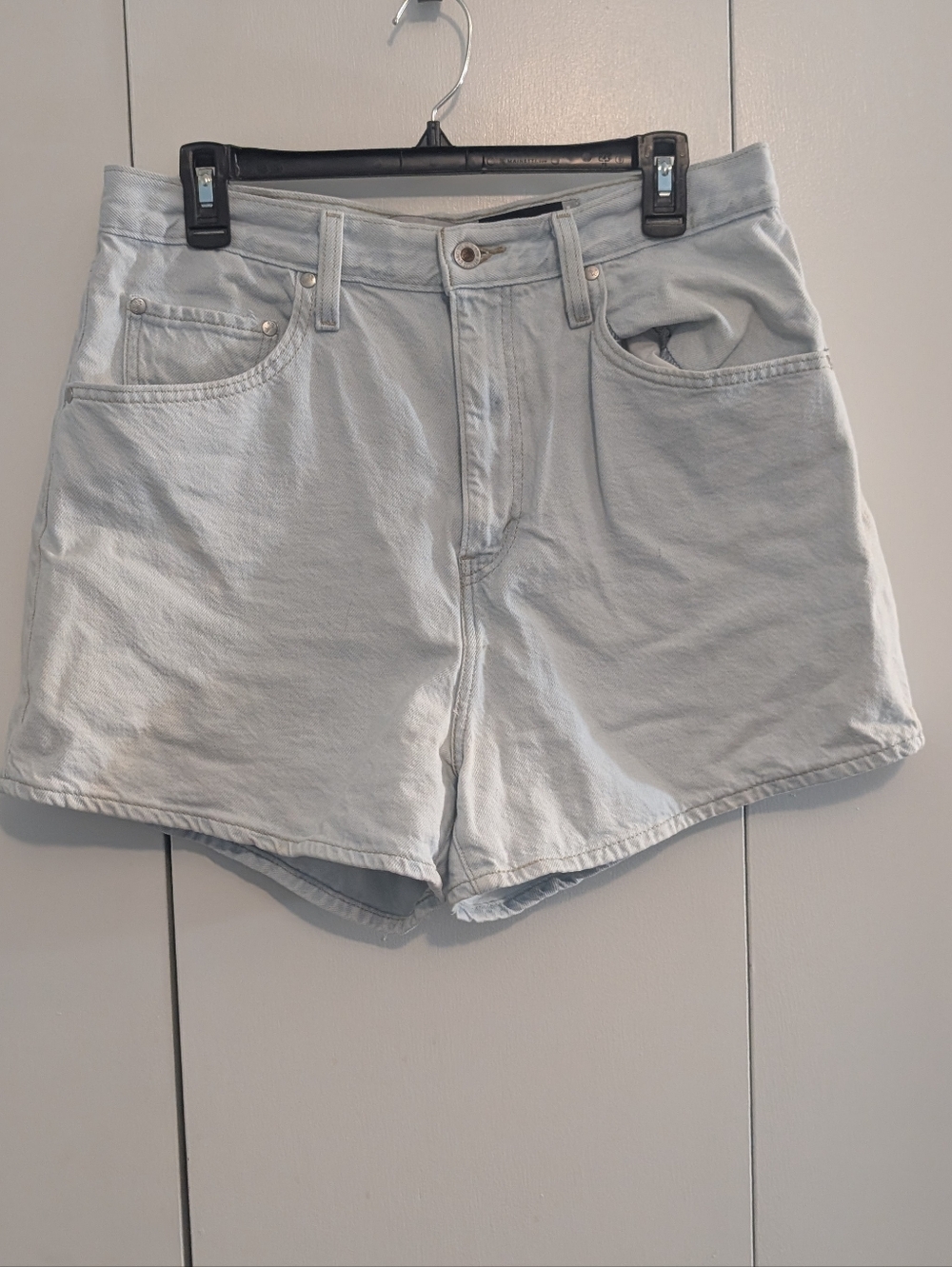 Levi Silver Tab High Rise Mom Shorts Lite White Wash Denim Size 32
